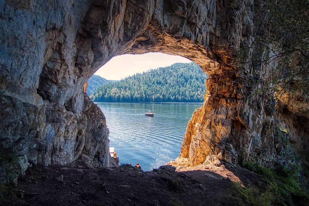 La mer vue d'une grotte, évoquant l'ouverture et le champ des possibles lorsqu'on élargit son point de vue