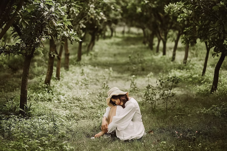 Une femme au assise au milieu des vignes