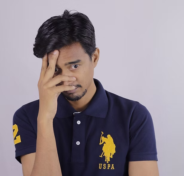 Jeune homme dubitatif, tenant sa tête dans sa main