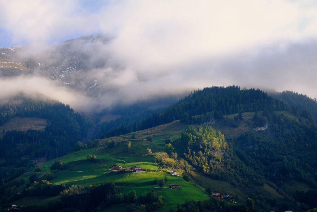 Paysage de montagne enveloppé de brume, évoquant la perte de repères et la redécouverte de soi.