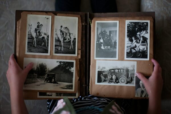 Vieil album photo ouvert, symbole de mémoires et de souvenirs