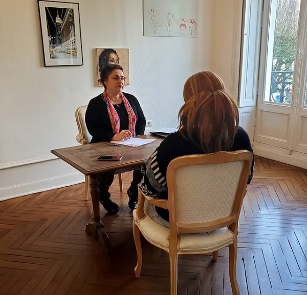 Portrait illustrant la section “Pourquoi je suis devenue thérapeute”, psychopraticienne en séance d’accompagnement thérapeutique personnalisé avec une cliente.
